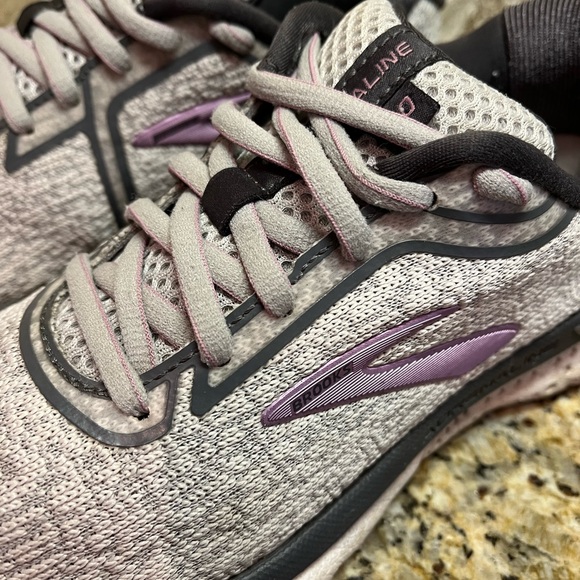 Women’s Brooks running shoes - Picture 3 of 8